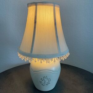 Pfaltzgraff table lamp - Heirloom Pattern